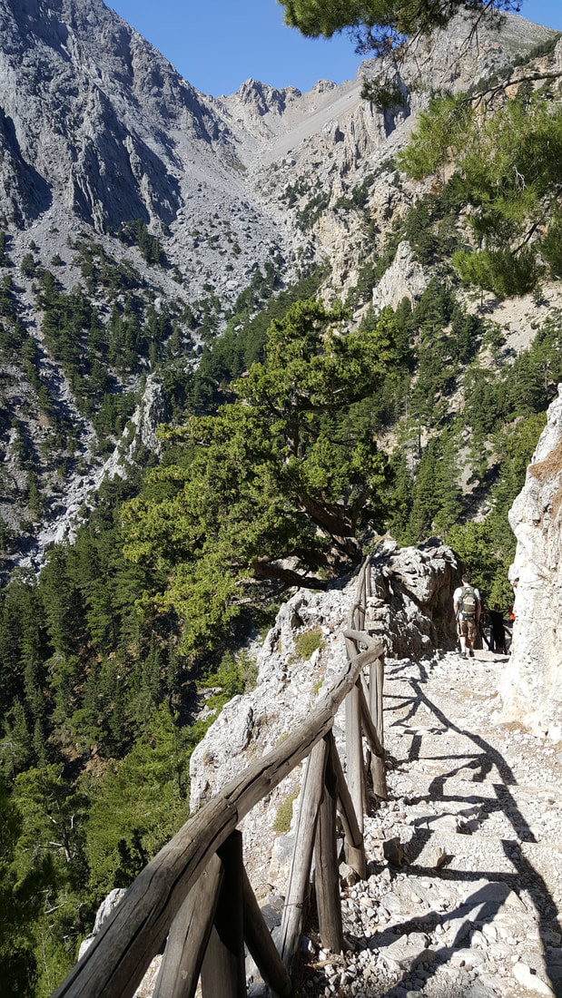 The footpath of the walk at the beginning of Samaria Gorge walk